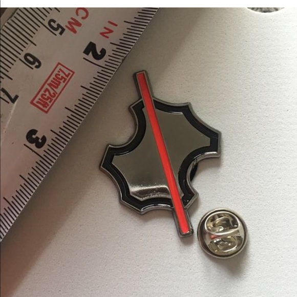 Enamel pin/Brooch 🚫Not Leather symbol Say No - Picture 4 of 8